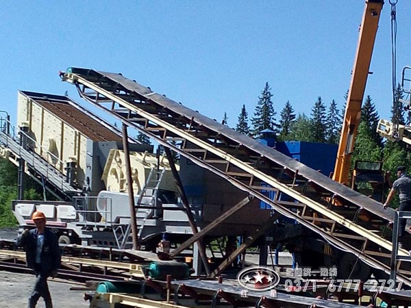 移動式煤矸石破碎機(jī)現(xiàn)場圖