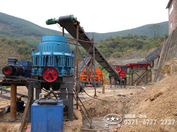 復(fù)合圓錐破碎機(jī)作業(yè)現(xiàn)場(chǎng)