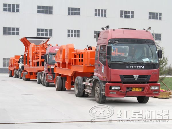 移動(dòng)破碎機(jī)發(fā)貨現(xiàn)場(chǎng)圖