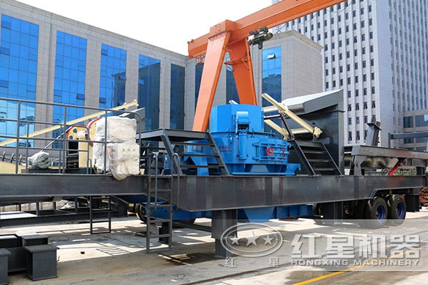 新型移動式破碎機工作現場圖