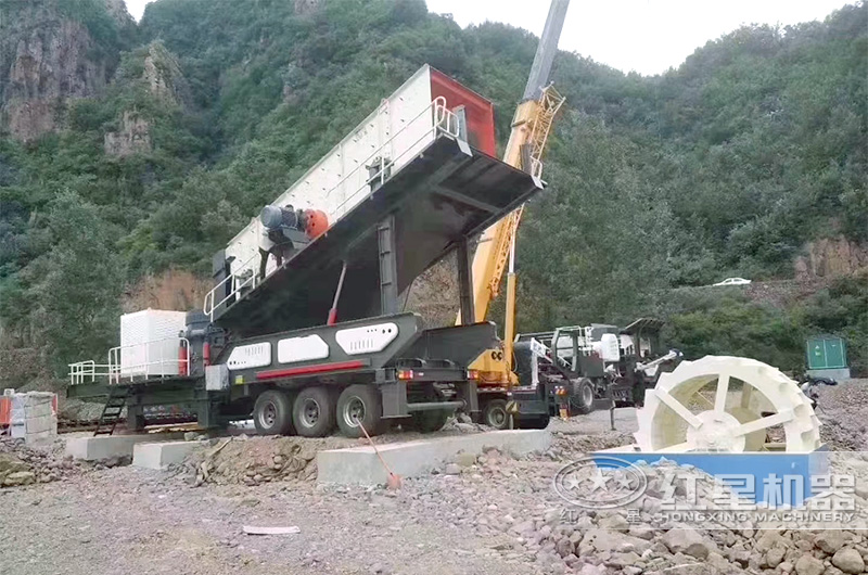 打土建基礎的移動破碎機現場