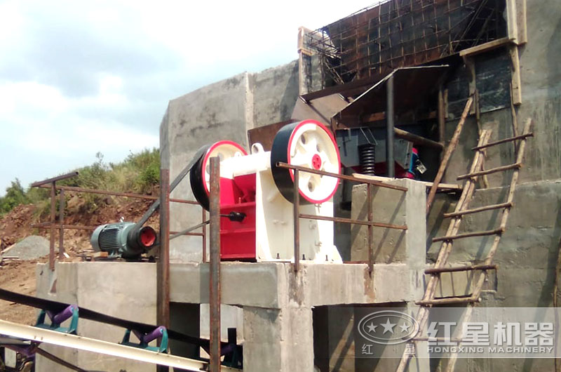 顎式破碎機破碎現場實拍
