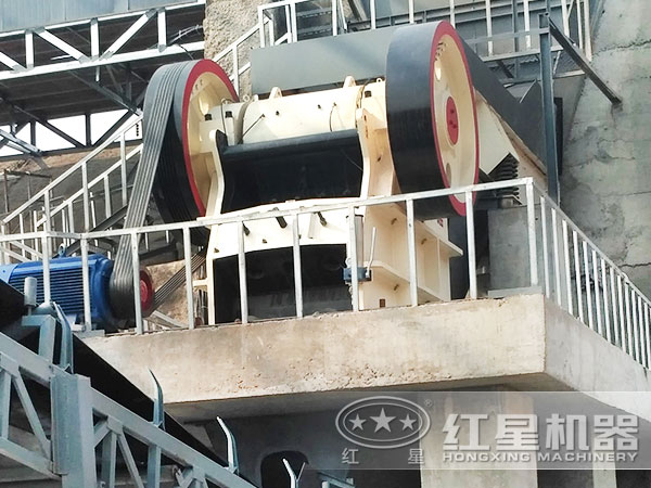 pe系列顎式破石機作業現場