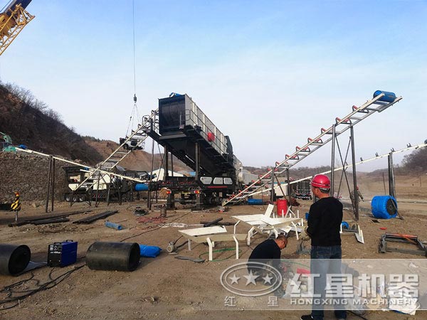 流動(dòng)石子粉碎機(jī)破碎現(xiàn)場