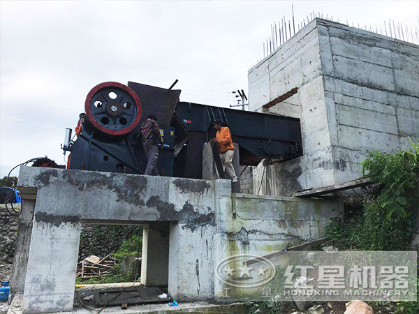 石膏顎式破碎機現場圖