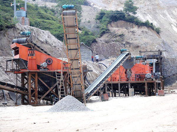 山東濟南河卵石制砂現場