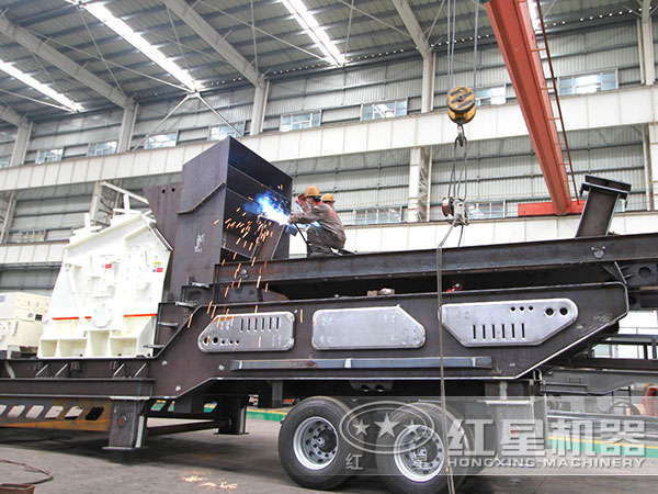 新型車載破石機車間生產