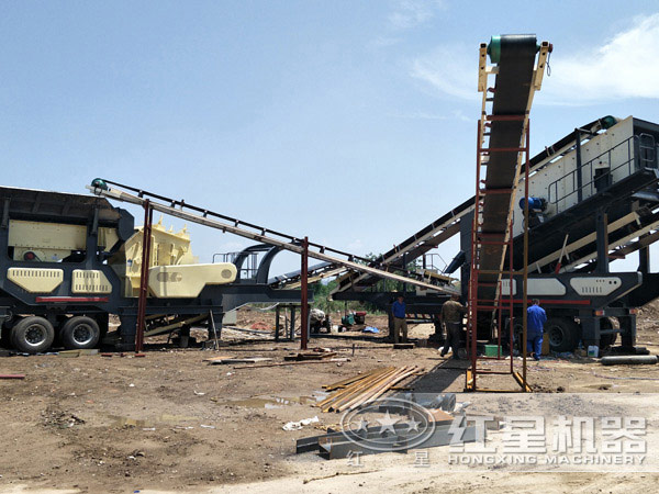 河南紅星小型車載移動碎石機生產現場