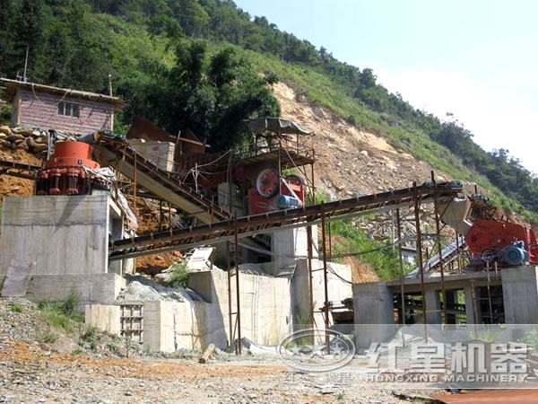 石灰石破碎加工現(xiàn)場(chǎng)