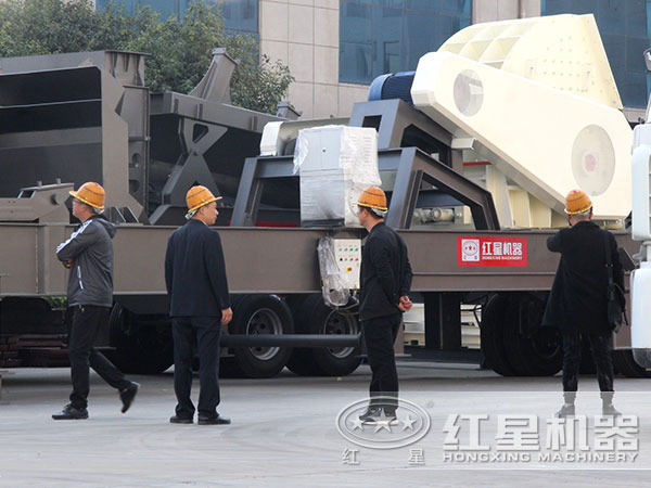 用戶來廠參觀試機(jī)移動式破碎站