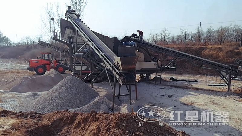 小型移動(dòng)磕（破）石機(jī)作業(yè)現(xiàn)場(chǎng)