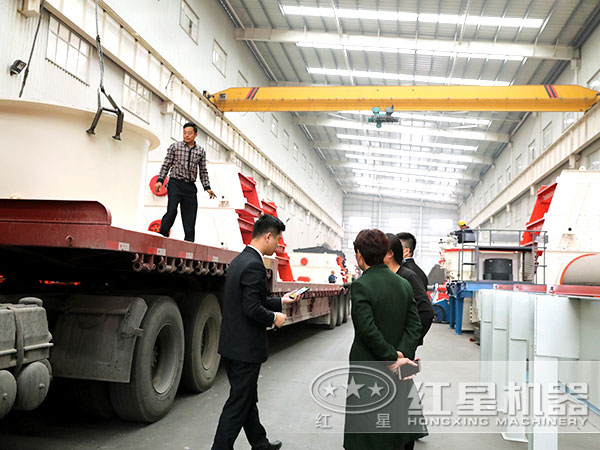紅星技術人員帶用戶參觀生產車間