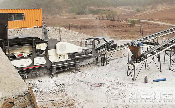 輪胎顎式移動(dòng)破碎站現(xiàn)場