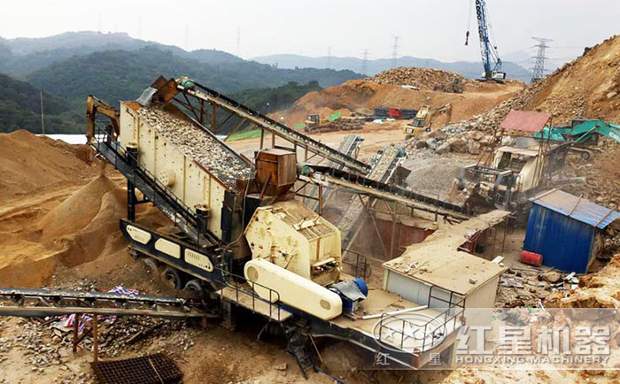 湖北反擊式移動破碎站處理建筑垃圾現場