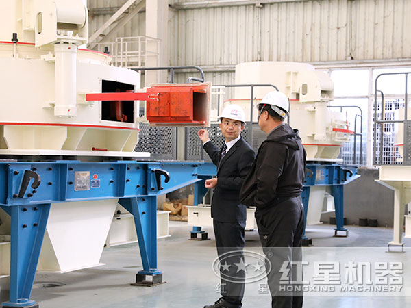 時(shí)產(chǎn)100噸制沙機(jī)用戶來(lái)廠參觀試機(jī)