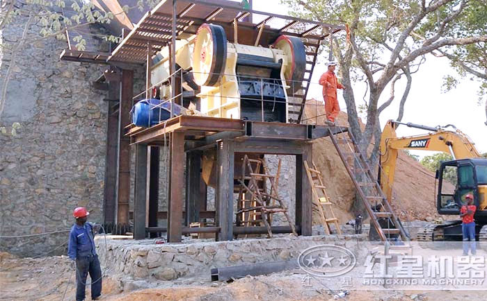 青石固定式破碎機(jī)安裝現(xiàn)場(chǎng)