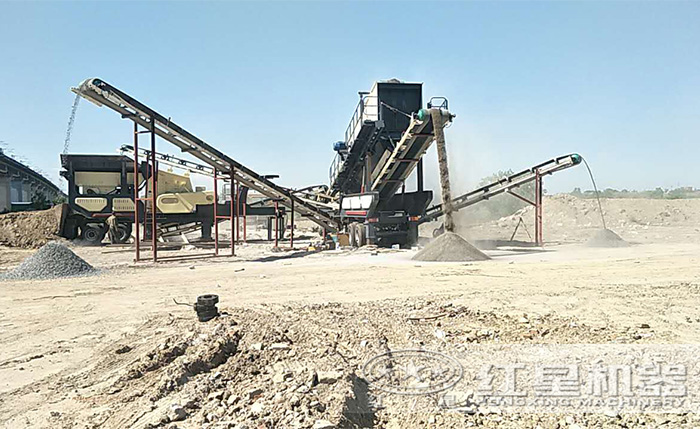 兩臺移動破碎機聯合作業