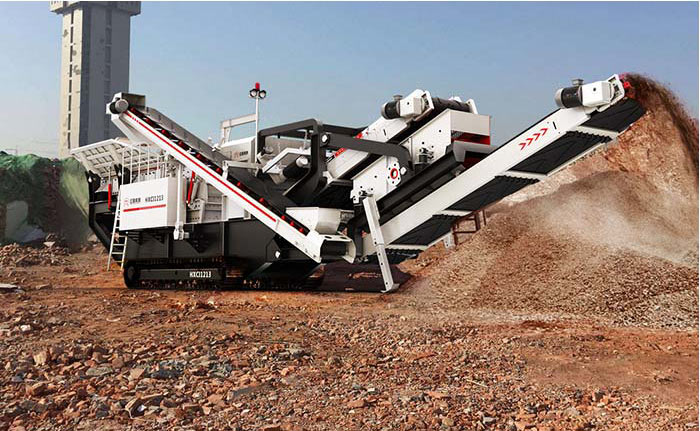 小型建筑廢料渣土粉碎機現場作業