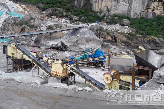 鵝卵石制沙作業現場