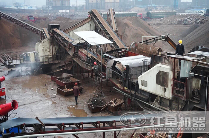 小型混凝土塊移動破碎機(jī)作業(yè)現(xiàn)場