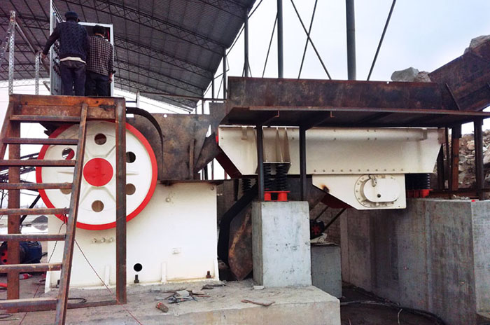 一天生產100方石灰石小型顎破機作業現場