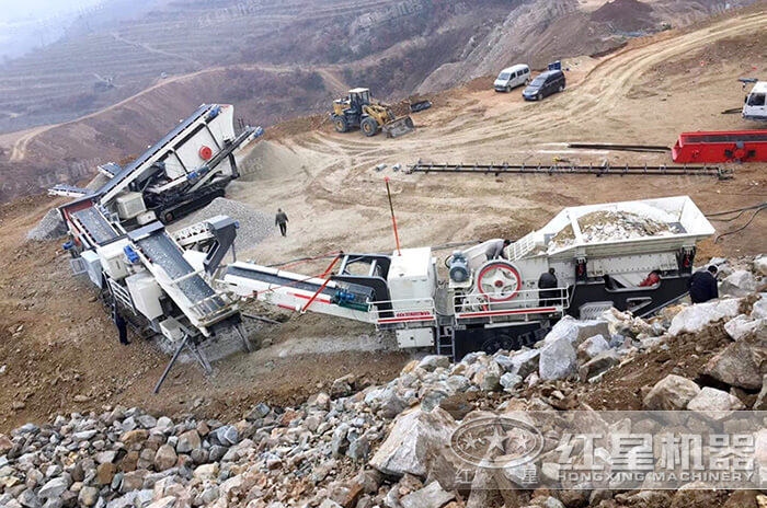 移動(dòng)石子破碎機(jī)現(xiàn)場(chǎng)