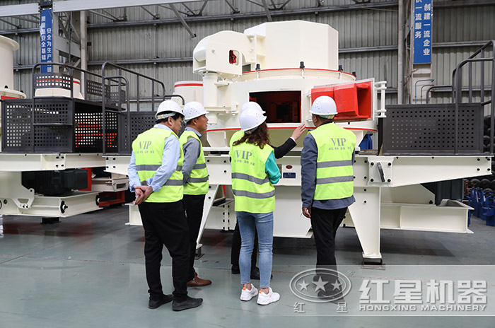 客戶到紅星機器制砂機廠家參觀設備