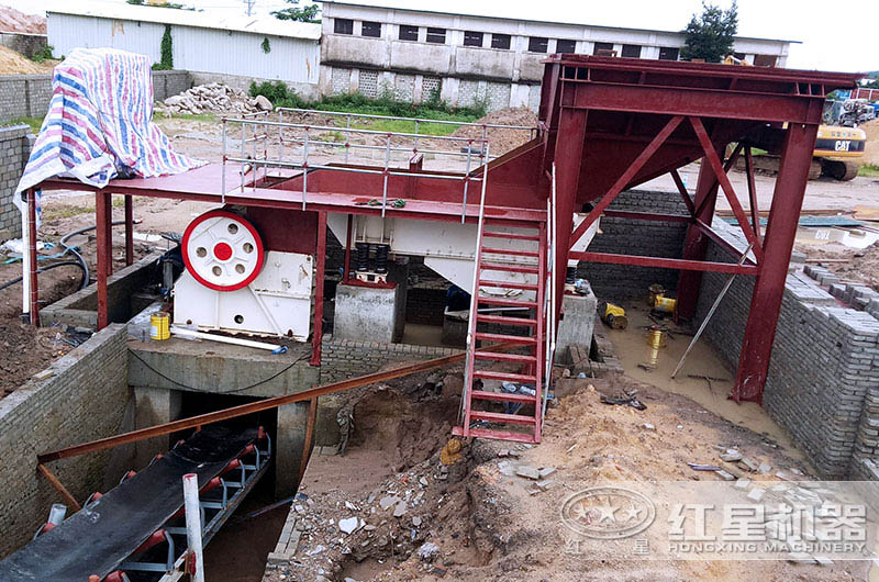 剛搭建成功的碎石生產(chǎn)線(xiàn)現(xiàn)場(chǎng)