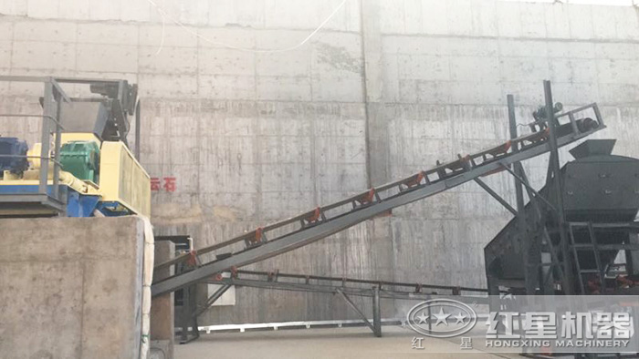 紅星對輥式碎石機(jī)室內(nèi)作業(yè)現(xiàn)場