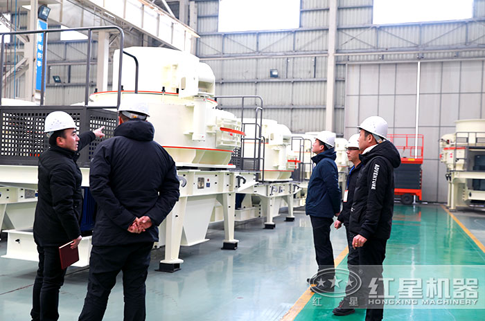 用戶(hù)來(lái)廠(chǎng)參觀(guān)制砂機(jī)設(shè)備
