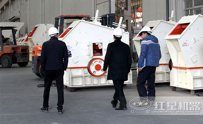 絡繹不絕的客戶到廠區參觀反擊式破碎機設備