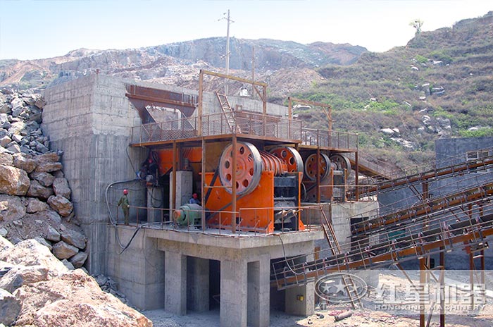 時產100噸小型石頭粉碎機作業現場