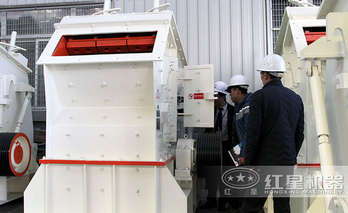 客戶到紅星廠區(qū)參觀反擊式破碎機(jī)