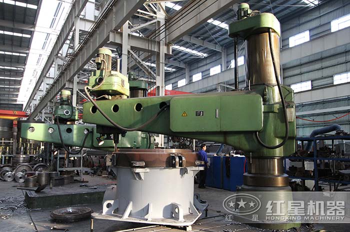 紅星機器專業化、智能化的圓錐破生產加工車間