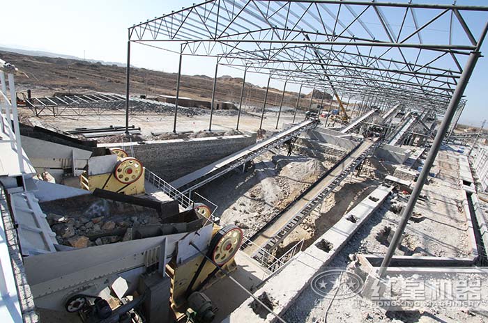 常作為生產先鋒的顎式破碎機現場圖