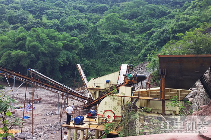 錘式破碎機加工現(xiàn)場