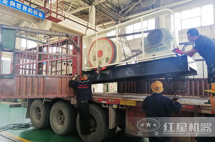 輥式破碎機發(fā)貨現場