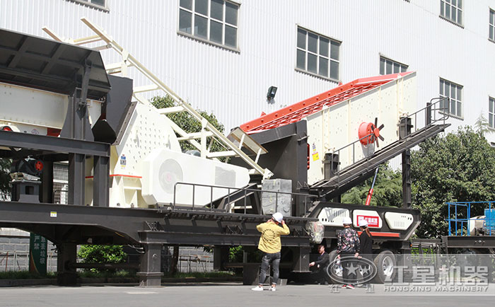 到紅星機器廠區參觀考察設備