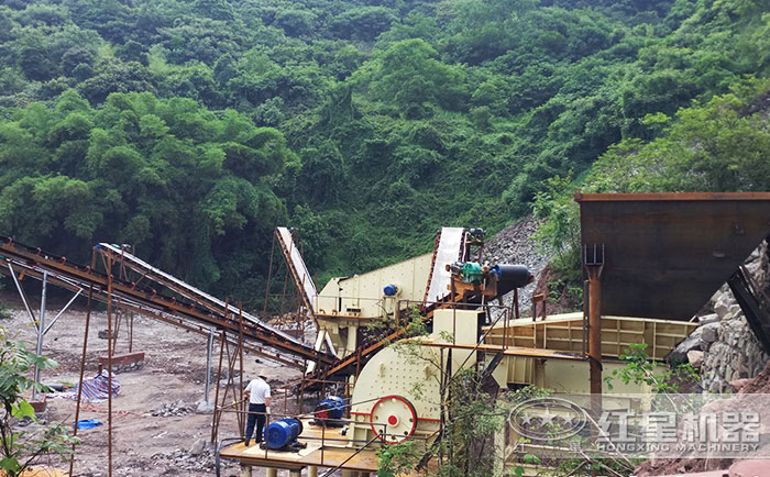 新型PCZ重錘式破碎機加工現場