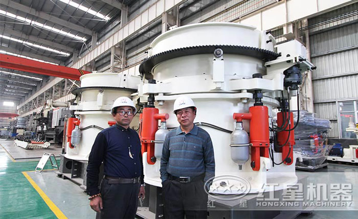 客戶到紅星機器廠區參觀圓錐破碎機