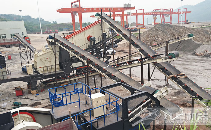 兩臺移動破碎機聯合作業生產沙子