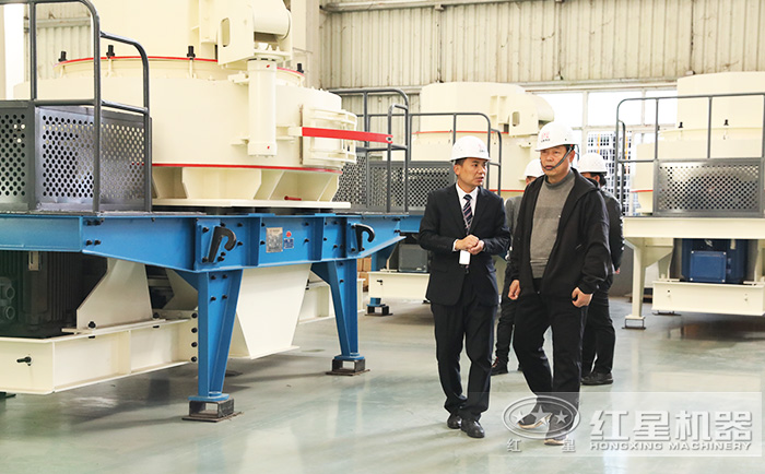 客戶到紅星機器廠區參觀考察人造沙設備