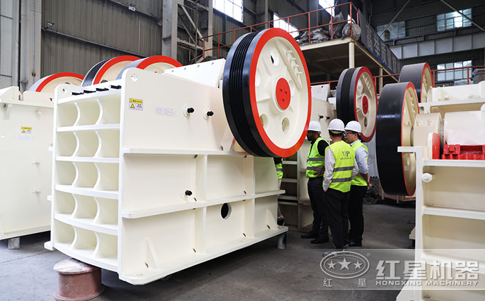 客戶到紅星廠區參觀考察砂石破碎機