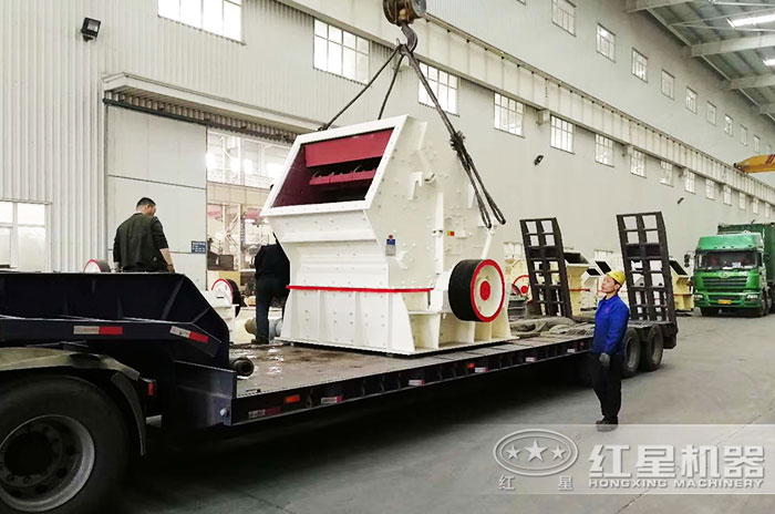 正在裝車的反擊式破碎機準備發往河南洛陽