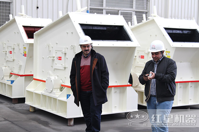 客戶到紅星機器廠區參觀考察反擊式破碎機