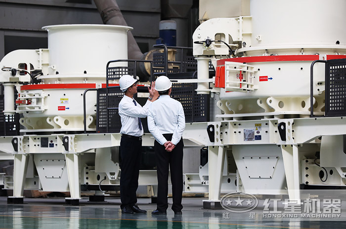 客戶到紅星機器廠區(qū)參觀考察制砂機