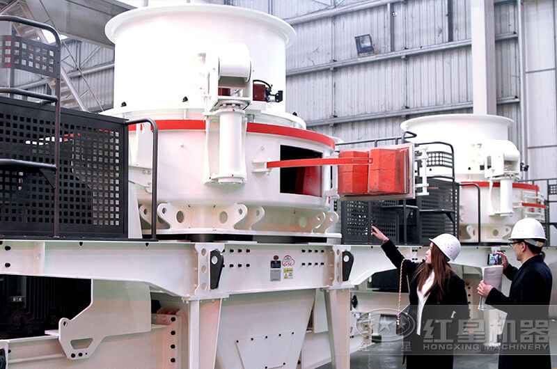 產品經理為客戶講解設備詳情