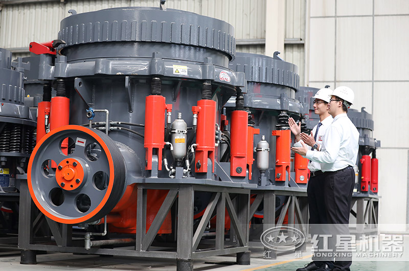 客戶到紅星廠區參觀圓錐破碎機