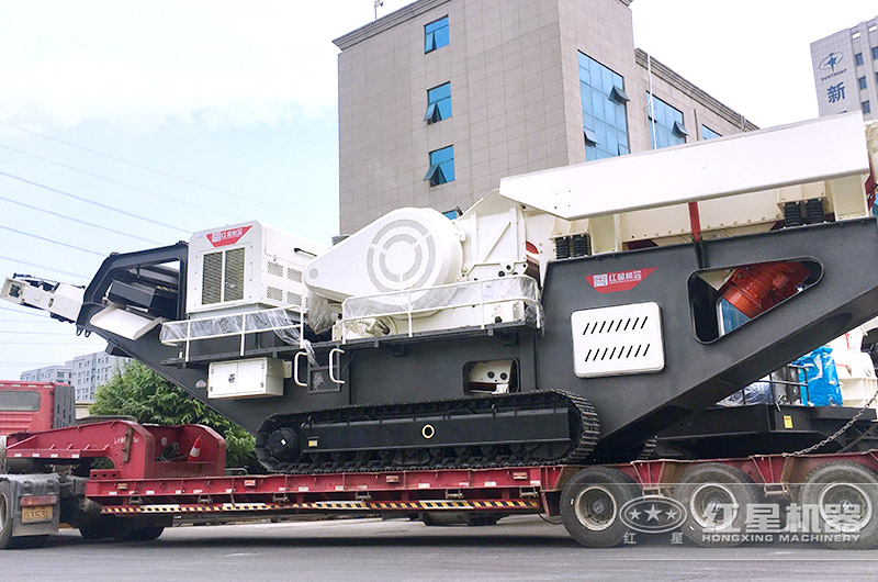 紅星移動石子破碎機發貨現場