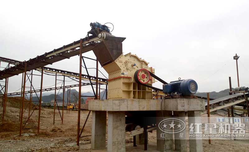 細(xì)碎制砂機(jī)現(xiàn)場